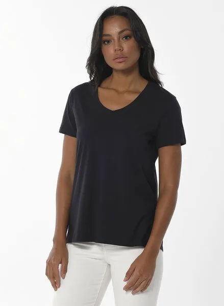 ORGANICATION ORGANICATION Damen Basic T-Shirt aus Bio-Baumwolle mit V-Ausschnitt, Black, – Produktbild 1 von 4