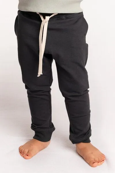 M23 M23 Kinder Jogginghose aus Biobaumwolle, Modell "Luke", Anthrazit, – Produktbild 1 von 5