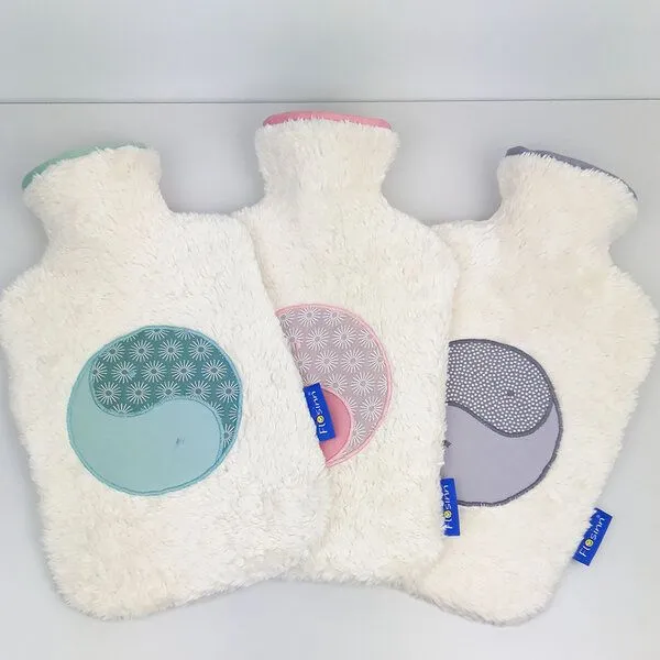 Flosinn Flosinn Kuschelige Wärmflaschen aus Bio-Teddyplüsch. Wärmflaschenbezug und Wärmflasche. Verschiedene Farben, Teddy mit grün / mint, – Produktbild 2 von 4