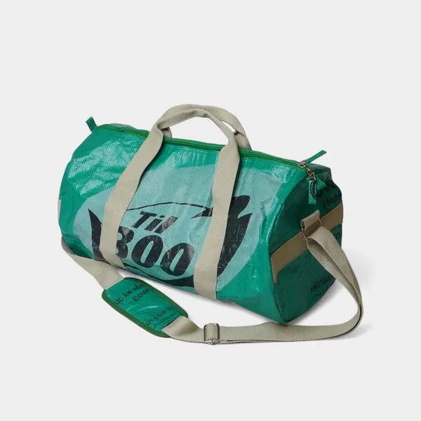 REFISHED fair fashion REFISHED fair fashion Tasche 'SPORTY BAG' - upcycelte Fischfuttersäcke, #fish gruen-til, – Produktbild 1 von 5