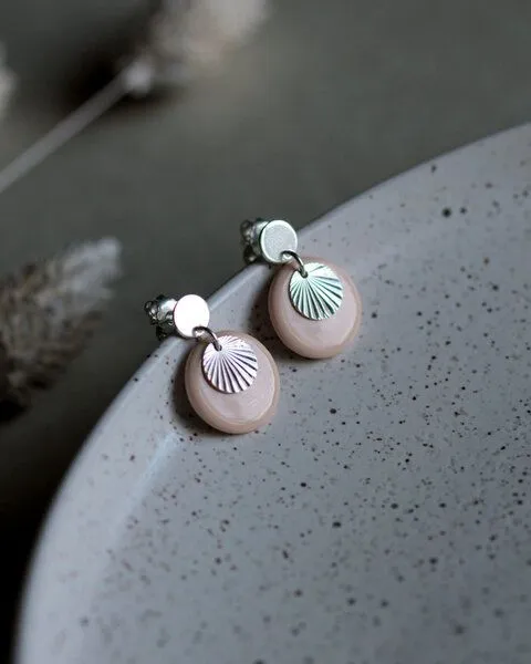 lille mus lille mus Ohrstecker 'Sonnenplättchen' aus Porzellan und 925 Silber, Apricot, – Produktbild 2 von 6