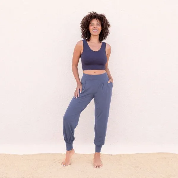 Jaya Jaya KURZES TOP SURYA - Bra/Croptop aus elastischer Biobaumwolle, Tankttop Stil vorne mit breiteren Trägern & raffiniertem Rücken, Nightblue/blau, – Produktbild 1 von 2