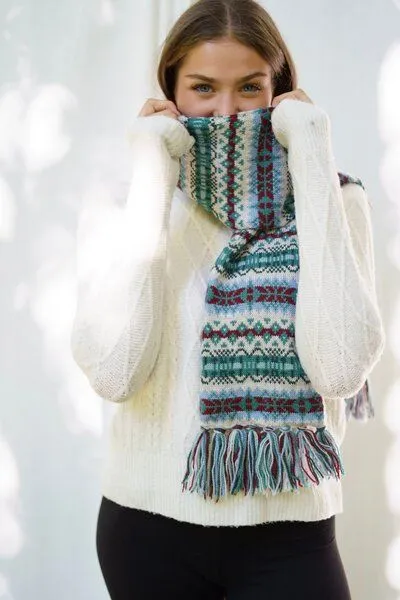 Haus of Namaste Haus of Namaste Handgefertigter Fair-Isle-Schal aus 100 % Lammwolle: Winterschal mit haferflockenfarbener Grundfarbe und blaugrünem und kastanienbraunem Muster | Hergestellt in Nepal | Nachhaltig, fair und ethisch. – Produktbild 2 von 4