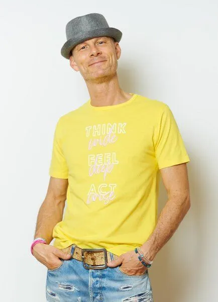 SPARKLES OF LIGHT SPARKLES OF LIGHT Yoga Shirt | THINK FEEL ACT, Gelb, – Produktbild 1 von 2