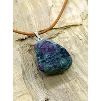 OneWorldMinerals OneWorldMinerals Rubin-Zoisit, Tansania, Edelstein - Schmuckanhänger mit Silberöse – Produktbild 1 von 1