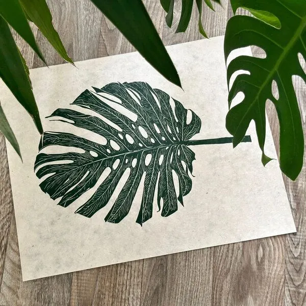 Veskor Cassiopeia Veskor Cassiopeia MONSTERA DELICIOSA Botanischer Linoldruck | 40 x 50 cm | Grün auf Naturweiß – Produktbild 4 von 4
