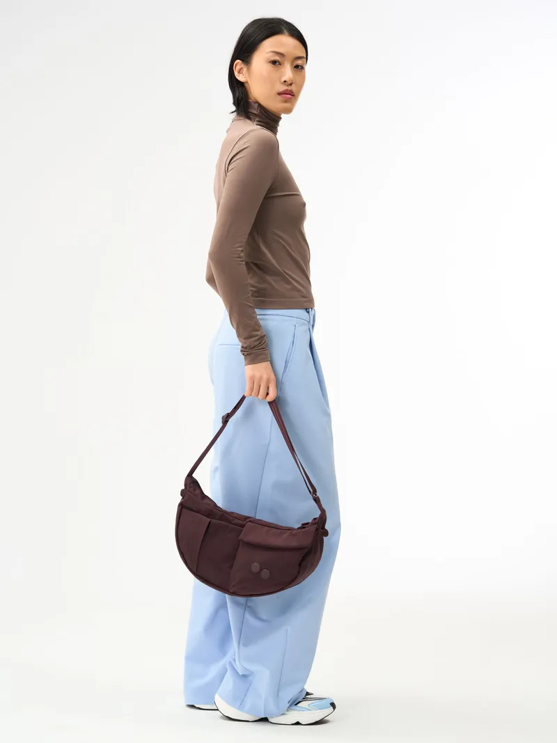 PINQPONQ Cross Body Bag Modell: Krumm Medium, Crinkle mahagoni, – Produktbild 1 von 1