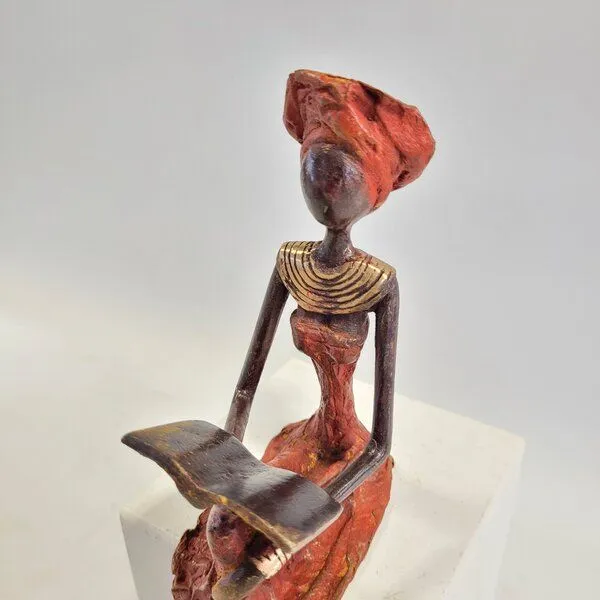 Moogoo Creative Africa Moogoo Creative Africa Bronze-Skulptur "Lesende Frau" by Hamed Nikiema 28 cm | Unikate | verschiedene Farben, Rot, – Produktbild 4 von 4