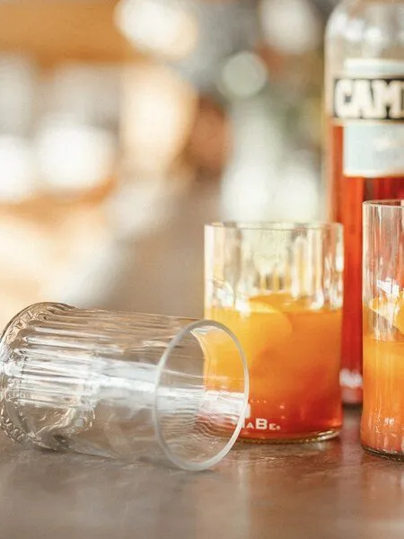 MaBe MaBe Glas - Upcycling - aus einer leergetrunkenen Campari Flasche - der Sommer Hit - natürlich auch im Herbst & Winter und im Frühling – Produktbild 3 von 4