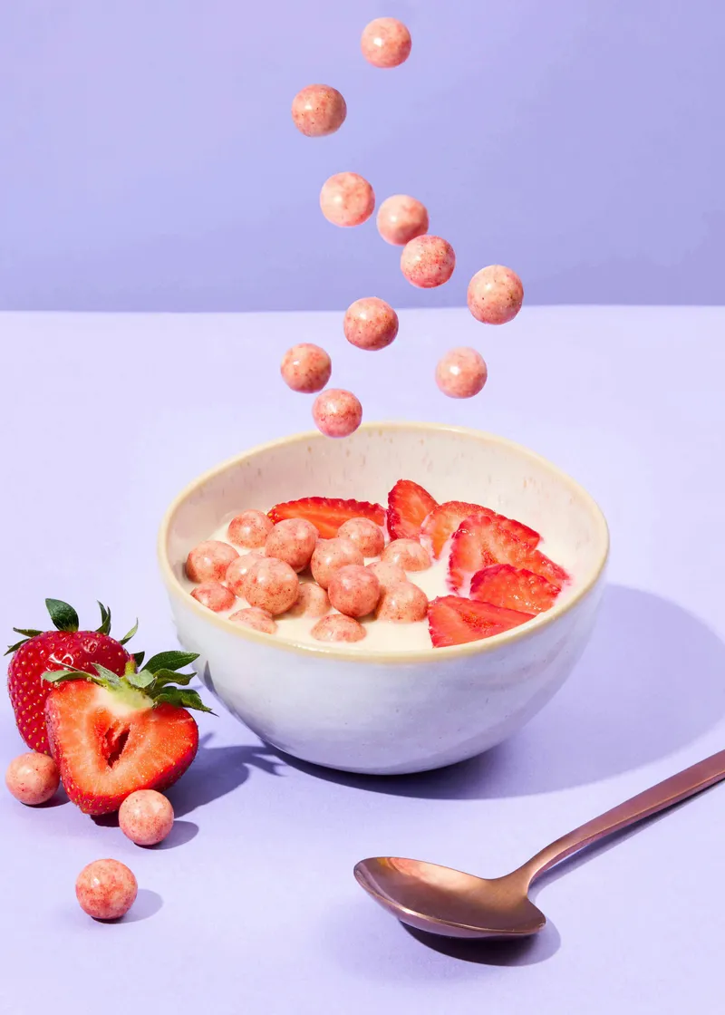 KoRo Reis Crispies in weißer Schokolade und Erdbeerpulver 1 kg – Produktbild 4 von 5