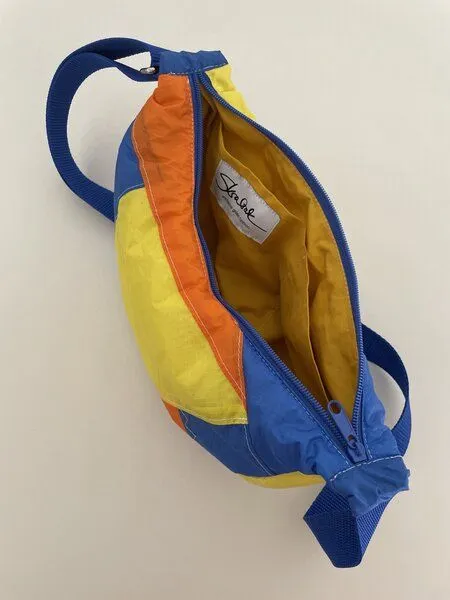 Skrabak Skrabak Upcycling-Bauchtasche aus Segeltuch (handgefertigte Unikate), Blau-gelb-orange, – Produktbild 3 von 4