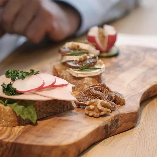 NATUREHOME NATUREHOME Brotzeit-Sets Zwei Schneidebretter mit Naturkante Olivenholz Handarbeit versch. Größen – Produktbild 4 von 6