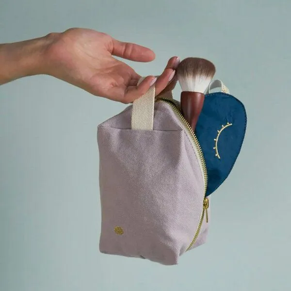 La Cerise sur le Gâteau La Cerise sur le Gâteau Cube Kulturtasche | Kosmetiktasche aus Bio-Baumwolle, Malve, – Produktbild 3 von 4