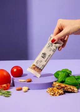 KoRo Herzhafter Bio Erdnussriegel mit Tomate und Kräutern 40 g – Produktbild 1 von 1