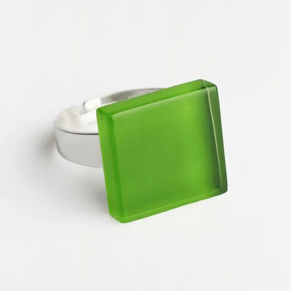 ALEXASCHA ALEXASCHA Minimalistischer Ring aus Glas, klein | PUREFORM, Grasgrün, – Produktbild 2 von 4