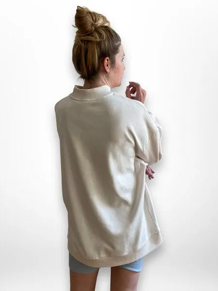 noemvri fashion label noemvri fashion label oversized Sweatshirt Turtleneck mit einem Herz auf der Brust, Beige mit schwarzem herz, – Produktbild 1 von 2