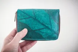 BY COPALA BY COPALA Nachhaltiges Portemonnaie aus recycelten Blättern in türkis mit Zipper – vegan & umweltfreundlich – Produktbild 1 von 1
