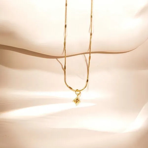 ELEKTROPULLI ELEKTROPULLI Kette 1mm schmal mit mini Ornament Anhänger, Set mit Ohrringen, Gold, – Produktbild 3 von 4