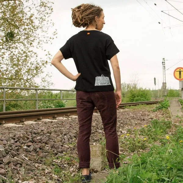 Cmig Cmig Reisekoffer T-Shirt für Damen in schwarz – Produktbild 4 von 4