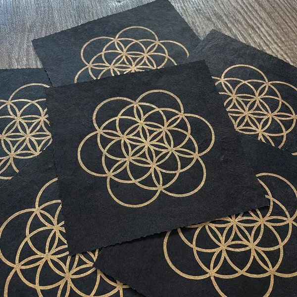 Veskor Cassiopeia Veskor Cassiopeia FLOWER OF LIFE Heilige Geometrie Linoldruck | 16 × 16 cm | Gold auf Schwarz – Produktbild 4 von 4
