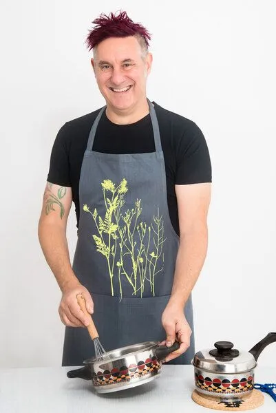 Hirschkind Hirschkind Bio- & Fair-Trade-Schürze "Wilde Wiese" handgewebt grau – Produktbild 1 von 3