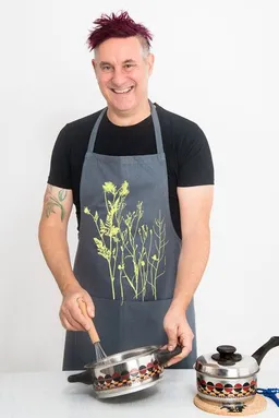 Hirschkind Hirschkind Bio- & Fair-Trade-Schürze "Wilde Wiese" handgewebt grau – Produktbild 1 von 1