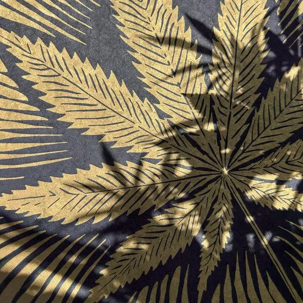 Veskor Cassiopeia Veskor Cassiopeia CANNABIS BLATT Marihuana Pflanzen Linoldruck | 40 × 40 cm | Bronze auf Schwarz – Produktbild 3 von 4