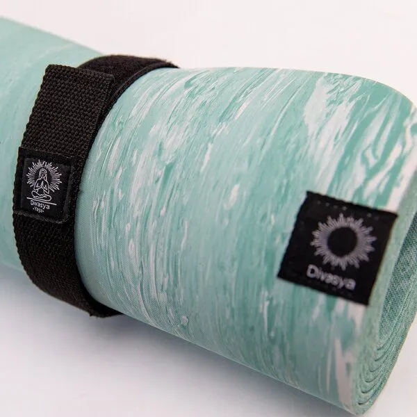 Divasya Divasya Yogamatte "Pure" aus Naturkautschuk mit Schutzhülle & Tragegurt, Grün, – Produktbild 4 von 4