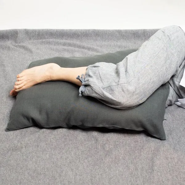 nahtur-design nahtur-design Venen-Entspannungskissen / Rückenstützkissen 60x80 cm mit Leinenbezug, Anthrazit, – Produktbild 3 von 4