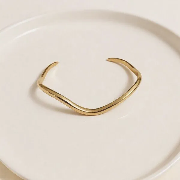 ELEKTROPULLI ELEKTROPULLI IRREGULAR WAVE Armreif ca. 60 x 4,5 mm, verstellbar, Gold, – Produktbild 1 von 3