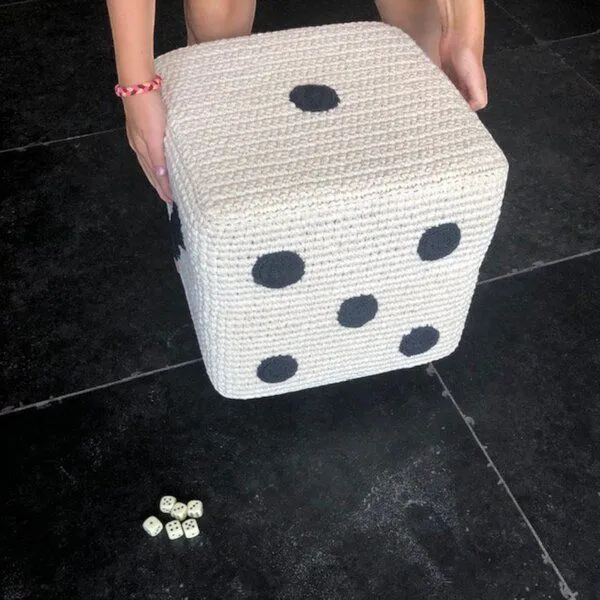 Luna-Leena Luna-Leena Kinder-Würfel-Pouf – Weiß & Schwarz – handgehäkelt aus Baumwolle – Produktbild 2 von 3