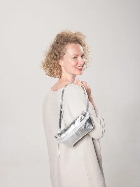 monday market monday market Bauchtasche Luca aus Metallic-Leder, Silber, – Produktbild 2 von 4