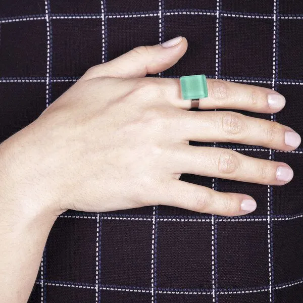 ALEXASCHA ALEXASCHA Minimalistischer Ring aus Glas, klein | PUREFORM, Minzgrün, – Produktbild 2 von 4