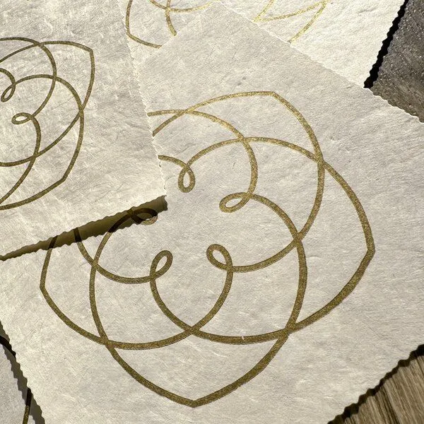 Veskor Cassiopeia Veskor Cassiopeia VENUS FLOWER Heilige Geometrie Linoldruck | 16 × 16 cm | Gold auf Naturweiß – Produktbild 3 von 4