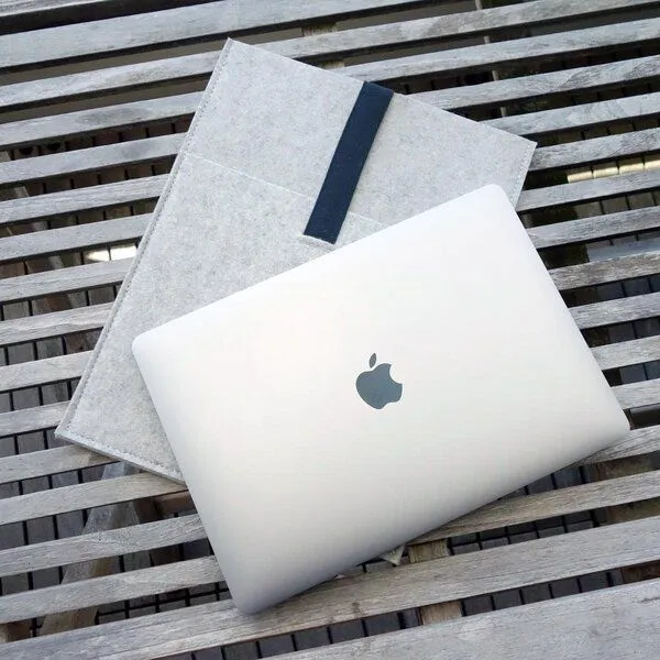 matilda k. manufaktur matilda k. manufaktur Minimalistische Laptophülle aus Wollfilz 'max' mit Einsteckfach | für MacBook |Air| Pro 13|14|15|16 Zoll, Dunkelgrau-schwarz, – Produktbild 2 von 3