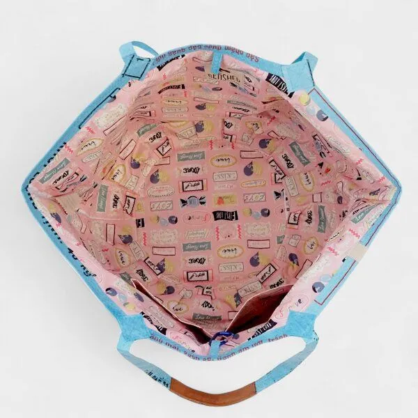 REFISHED fair fashion REFISHED fair fashion Tasche 'SOULMATE WATERPROOF' Limitierte Edition! - upcycelte Fischfuttersäcke, #fish hellblau/#wp candy, – Produktbild 4 von 5
