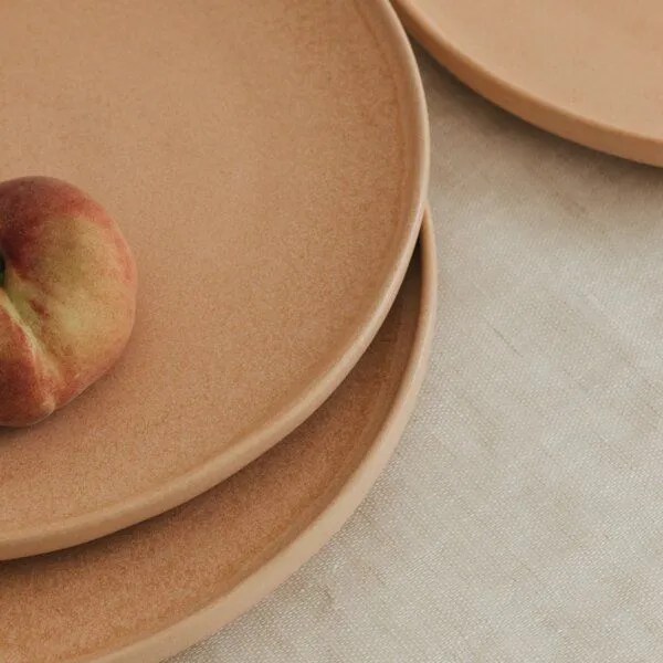 NAKOA NAKOA Speiseteller Keramik 4er Set | Handgefertigtes Steingut Geschirrset | Langlebig & Spülmaschinenfest | Mikrowellengeeignet | Hochwertige große Teller | Modernes Design | 28 x 2,5 cm, Sunny peach (orange), – Produktbild 4 von 4