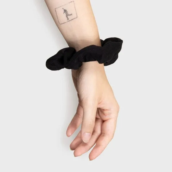 New Orchard New Orchard Upcycled Vegan Scrunchie, Schwarz, – Produktbild 2 von 3