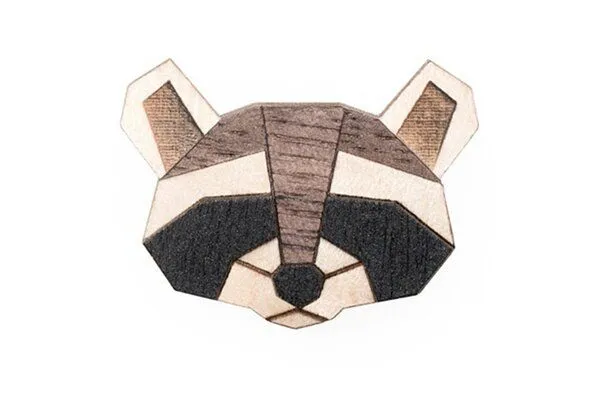 BeWooden BeWooden Brosche aus Holz – Waschbär – Produktbild 1 von 3
