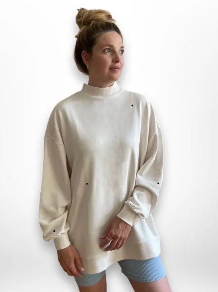 noemvri fashion label noemvri fashion label oversized Sweatshirt Turtleneck mit Herzchen, Beige mit schwarzen herzchen, – Produktbild 2 von 3