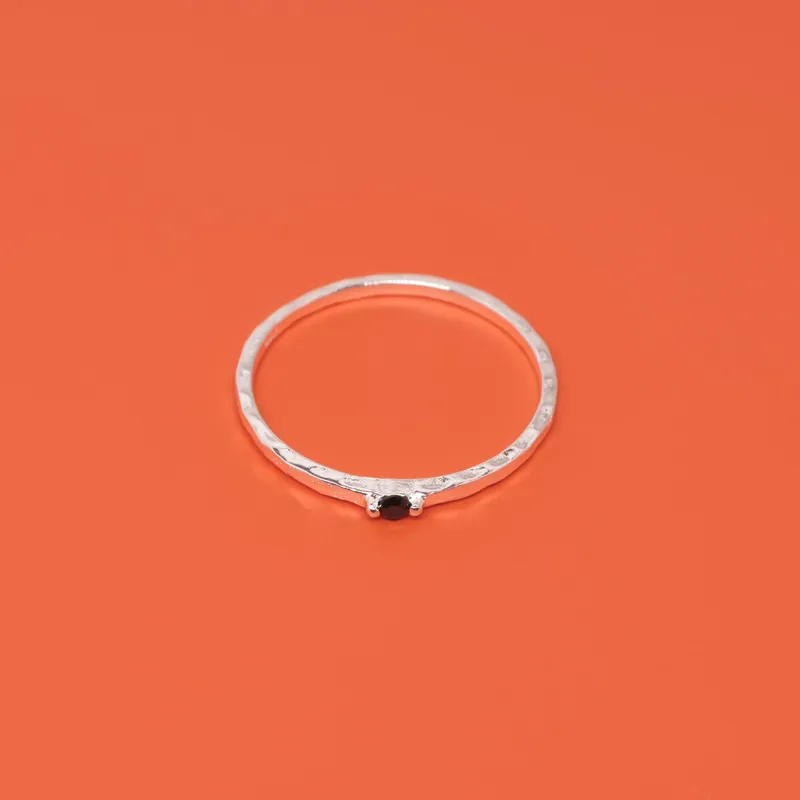 fejn fejn Damen vegan Ring Gehämmert Schwarz Silber, Silber, – Produktbild 1 von 2