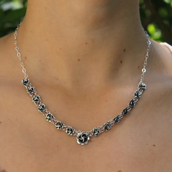 pakilia pakilia Silber Kette Mini Rosen dunkel fair-trade und handmade – Produktbild 4 von 4