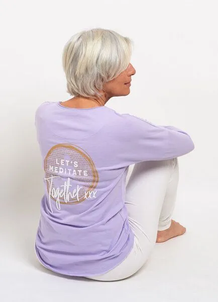 SPARKLES OF LIGHT SPARKLES OF LIGHT Yoga Shirt | LET'S MEDITATE TOGETHER, Lila, – Produktbild 1 von 3