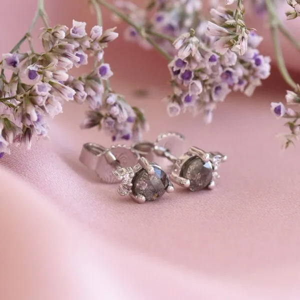 Eppi Eppi Goldene Cluster-Ohrringe mit Salt and Pepper Diamant Meave, Gelb, – Produktbild 3 von 4