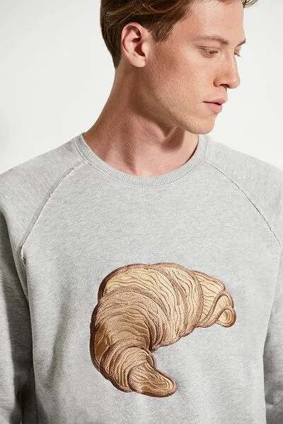 Wunderwerk Wunderwerk Herren Pullover aus Bio-Baumwolle "croissant embroidery", Grau (silver grey melange 340), – Produktbild 2 von 4