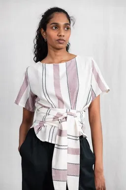 Jyoti - Fair Works Jyoti - Fair Works Baumwoll Wickelshirt Amaranth Webmuster Altrosa – Produktbild 1 von 1