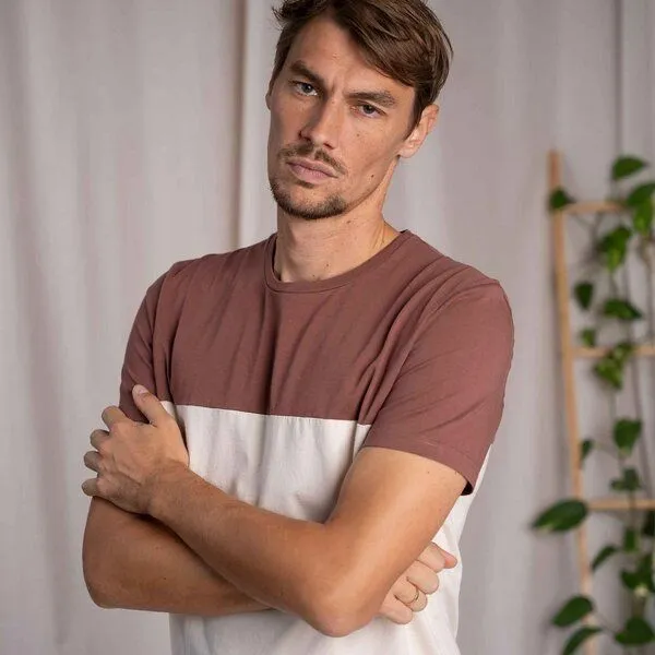 Vresh Clothing Vresh Clothing Olav - Classic Fit Colourblock T-Shirt aus Biobaumwolle, Rotbraun/ecru, – Produktbild 4 von 4