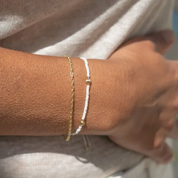 juni juni Armband Set Gold - verstellbares Goldarmband mit cremeweißen Perlenarmband - hergestellt in Deutschland – Produktbild 2 von 4