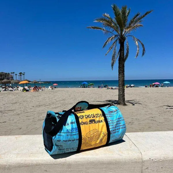 MoreThanHip MoreThanHip Wochenend- oder Sporttasche 40L aus recycelten Zement-oder Tierfuttersäcken - Jumbo, Blau/gelb - fisch, – Produktbild 4 von 4