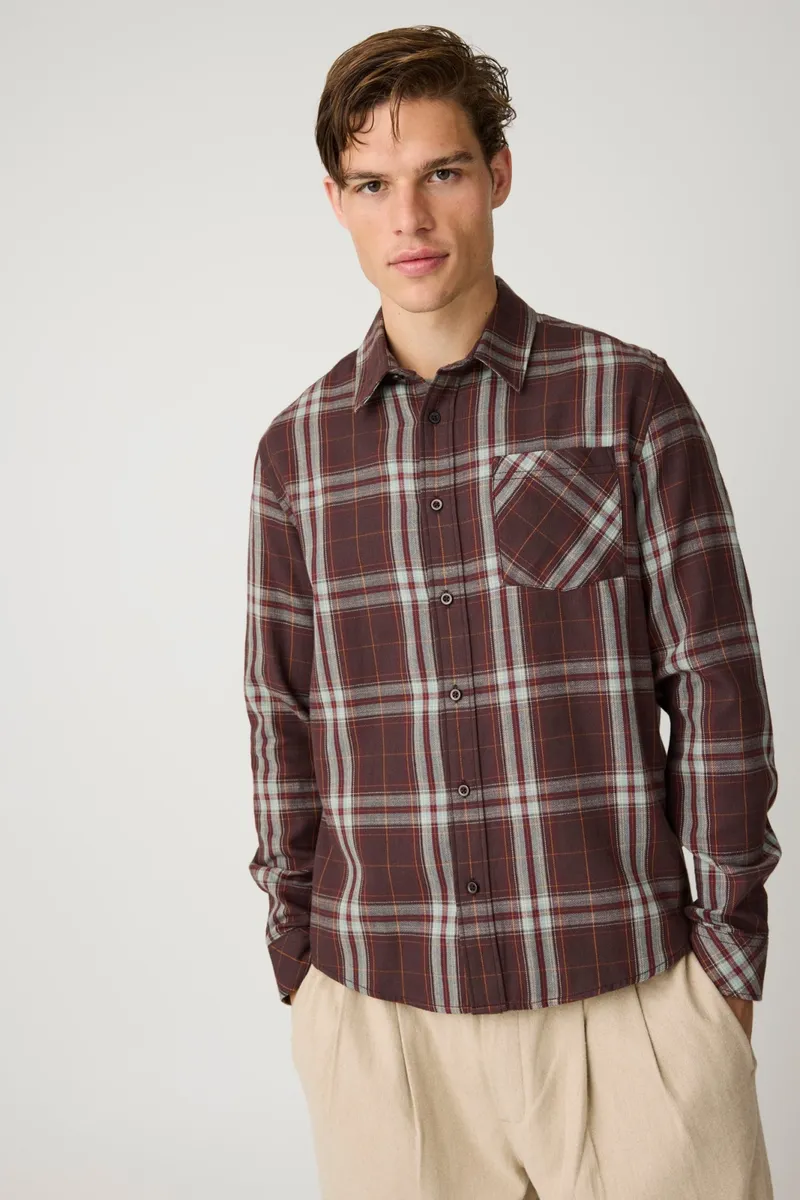 KnowledgeCotton Apparel KnowledgeCotton Apparel Herren vegan Hemd Dune Reguläres Karomuster Flanell Dunkelbraun, Braun, – Produktbild 2 von 2